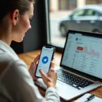 Владелец малого бизнеса смотрит на Telegram‑рекламу на смартфоне в кафе, на фоне ноутбук с аналитикой кампании